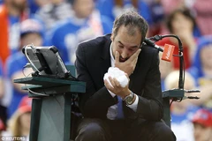 Mắt trọng tài Arnaud Gabas bị bầm tím sau khi lĩnh trọn quả bóng của Shapovalov. (Nguồn: Reuters)