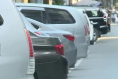 Đỗ xe trên phố Dã Tượng, Hà Nội. (Nguồn: Vnews)