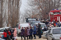 Học sinh được sơ tán sau đe dọa đánh bom. (Nguồn: belsat.eu)