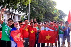 Các cổ động viên hâm nóng trước trận đấu. (Ảnh: Phạm Kiên/TTXVN)