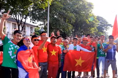 Các cổ động viên hâm nóng trước trận đấu. (Ảnh: Phạm Kiên/TTXVN)