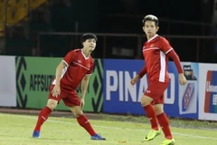 Các cầu thủ đội tuyển Việt Nam tập làm quen trên sân Panaad. (Ảnh: Hoàng Linh/TTXVN)