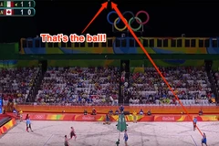 Cú phát bóng không tưởng của Adrian Carambula. (Nguồn: NBC Sports)