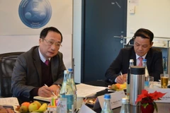 Thượng tướng Nguyễn Văn Thành (trái) trong buổi làm việc với lãnh đạo Viện Nghiên cứu và Tư vấn về quản trị Malik. (Ảnh: Hoàng Hoa/TTXVN)