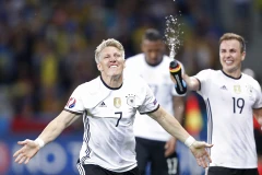 Bastian Schweinsteiger ghi bàn ấn định chiến thắng cho tuyển Đức.
