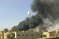 Cột khói đen lớn bốc sau vụ nổ. (Nguồn: 20minutes.fr)