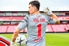 Cận cảnh Văn Lâm rạng rỡ trong ngày ra mắt Muangthong United