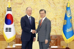 Thư ký Hội đồng An ninh Nga Nikolai Patrushev gặp Tổng thống Hàn Quốc Moon Jae-in. (Nguồn: Yonhap)