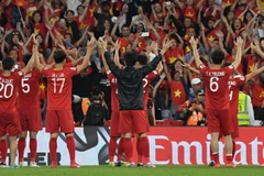 Cầu thủ Việt Nam chung vui cùng người hâm mộ sau khi đánh bại Yemen. (Nguồn: AFC)