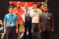 Thạch Kim Tuấn (giữa) trên bục nhận HCV SEA Games 29. (Ảnh: Quốc Khánh/TTXVN)