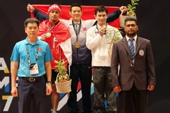 Thạch Kim Tuấn (giữa) trên bục nhận HCV SEA Games 29. (Ảnh: Quốc Khánh/TTXVN)