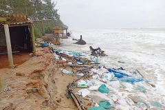 Bờ biển xã Vinh Hải đang sạt lở nặng. (Nguồn: TNMT)