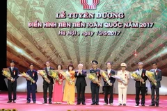 Tổng Bí thư Nguyễn Phú Trọng tặng hoa cho các điển hình tiên tiến. (Ảnh : Phương Hoa/TTXVN)