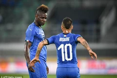 Balotelli (trái) ghi bàn cho Italy. (Nguồn: AFP/Getty Images)