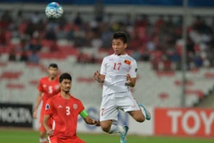 Trần Thành (áo trắng) ghi bàn thắng giúp U19 Việt Nam đánh bại U19 Bahrain. (Nguồn: AFC)