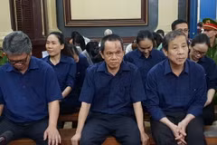 Các bị cáo tại phiên tòa xét xử sơ thẩm. (Ảnh: Thành Chung/TTXVN)