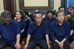 Các bị cáo tại phiên tòa xét xử sơ thẩm. (Ảnh: Thành Chung/TTXVN)