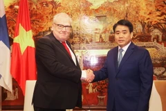 Chủ tịch UBND Thành phố Hà Nội Nguyễn Đức Chung tiếp Chủ tịch Hội đồng vùng Nam Ostrobothnia Kai Pontinen. (Ảnh: Lâm Khánh/TTXVN)