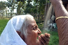 Kusma Vati, 78 tuổi, nghiện ăn cát và đá sỏi đến mức dành nhiều giờ để tìm kiếm. (Nguồn: Daily Mail)