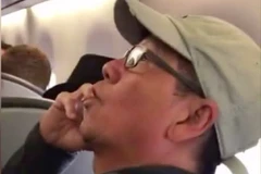 Ông David Dao nói chuyện điện thoại với hãng United Airlines trước khi bị lôi đi. (Nguồn: AOL.com)