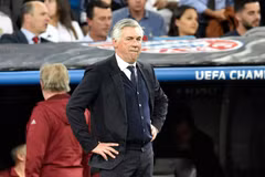 Carlo Ancelotti bất lực nhìn Bayern thảm bại trước khi bị sa thải. (Nguồn: independent)