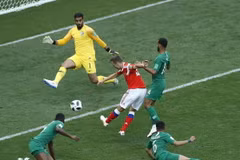 Saudi Arabia (áo xanh) thảm bại trong ngày khai mạc World Cup 2018. (Nguồn: THX/TTXVN)