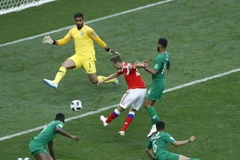 Saudi Arabia (áo xanh) thảm bại trong ngày khai mạc World Cup 2018. (Nguồn: THX/TTXVN)