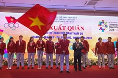 Ông Trần Đức Phấn, trưởng đoàn thể thao Việt Nam tham dự ASIAD 2018 nhận cờ từ Bộ trưởng Bộ Văn hóa Thể thao và Du lịch Nguyễn Ngọc Thiện. (Ảnh: Trọng Đạt/TTXVN)