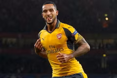 Walcott lập cú đúp cho Arsenal. (Nguồn: Daily Mail)