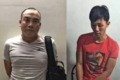 Hai đối tượng Nguyễn Nhật Trường và Phạm Duy Minh tại Cơ quan công an. (Ảnh: Thành Chung/TTXVN) 