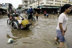 Đường bị ngập do mưa lũ ở Kompong Speu. (Nguồn: khmertimeskh.com)