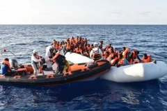 Lực lượng cứu hộ cứu các nạn nhân chìm tàu. (Nguồn: AFP)