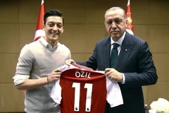 Oezil chụp ảnh cùng Tổng thống Thổ Nhĩ Kỳ Erdogan đã gây ra tranh cãi. (Nguồn: Evening Standard)