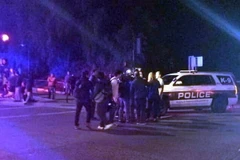 Cảnh sát điều tra tại hiện trường vụ xả súng ở Thousand Oaks, California, Mỹ ngày 7/11. (Ảnh: AFP/TTXVN)