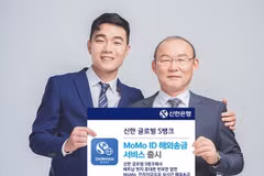 HLV Park Hang-seo và Lương Xuân Trường chụp ảnh quảng cáo cho Shinhan Bank. (Nguồn: Shinhan Bank)