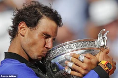 Nadal hạnh phúc bên chiếc cúp vô địch. (Nguồn: AP)