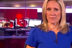 Phim khiêu dâm vô tình được phát trên màn hình phía sau lưng biên tập viên Sophie Raworth. (Nguồn: The Independent)