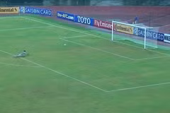Jang Paek-ho trượt ngã khi chạy về cứu thua. (Ảnh chụp từ clip)
