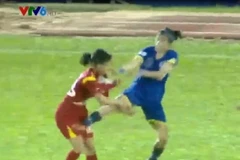 Các cầu thủ nữ đánh nhau ngay trên sân.