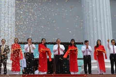 Phó Thủ tướng Trương Hòa Bình và các đồng chí lãnh đạo cắt băng khánh thành công trình. (Ảnh: Thành Chung/TTXVN)