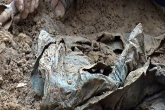 Phát hiện hố chôn tập thể hài cốt liệt sỹ trong khuôn viên bệnh viện. (Ảnh: Trịnh Bang Nhiệm/TTXVN)