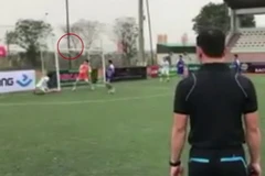 Bàn thắng gây tranh cãi ở giải bóng đá phủi.