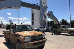 Lực lượng trung thành với Chính phủ Đoàn kết Dân tộc (GNA) được điều động tới sân bay cũ ở Tripoli ngày 8/4/2019. (Ảnh: AFP/TTXVN)