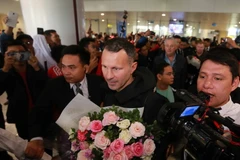 Danh thủ Ryan Giggs đến Hà Nội. (Ảnh: Quốc Khánh/TTXVN)
