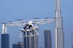 Taxi bay có 2 chỗ ngồi, chạy hoàn toàn bằng điện. (Nguồn: gulfnews.com)