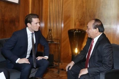 Thủ tướng Áo Sebastian Kurz gặp riêng Thủ tướng Nguyễn Xuân Phúc trước hội đàm. (Ảnh: Thống Nhất/TTXVN)