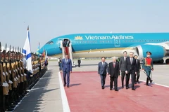 Tổng Bí thư Nguyễn Phú Trọng duyệt đội danh dự tại Lễ đón chính thức. (Ảnh: Trí Dũng/TTXVN)