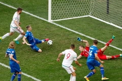 Saevarsson đá phản lưới nhà. (Nguồn: Guardian)