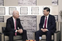 Chủ tịch Trung Quốc Tập Cận Bình và Phó Tổng thống Mỹ Joe Biden gặpp mặt tạ Davos, Thụy Sĩ. (Nguồn: Xinhua)