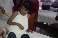 Bé gái có hành động như loài khỉ. (Nguồn: Independent)